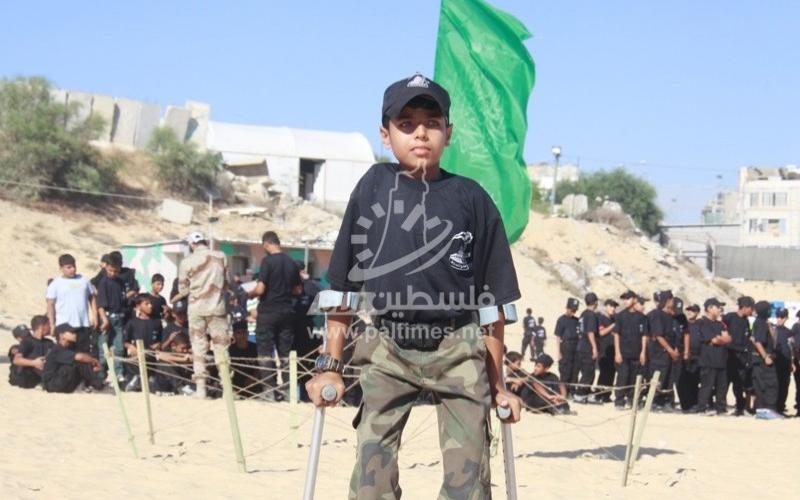 بالصور: الطفل "مشاوخ" يشارك في تدريبات طلائع التحرير بـ"عكازيه"