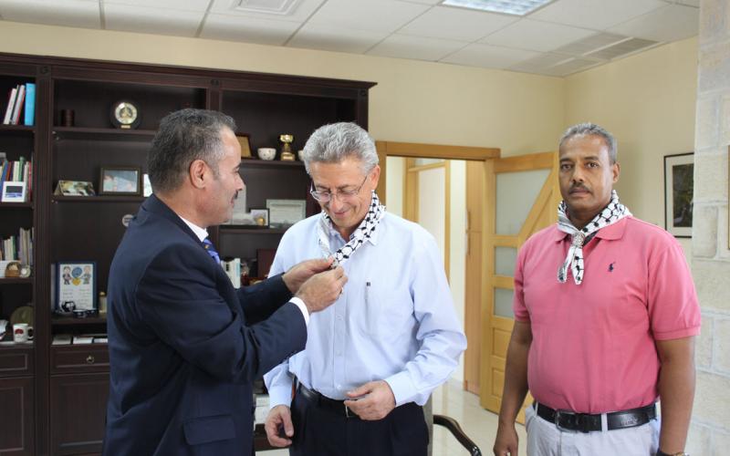 بالصور: الإغاثة الطبية تتبرع 12 حقيبة إسعافات أولية لجمعية الكشافة