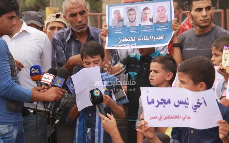 بالصور: أهالي المختطفين يحتجون أمام معبر رفح‎