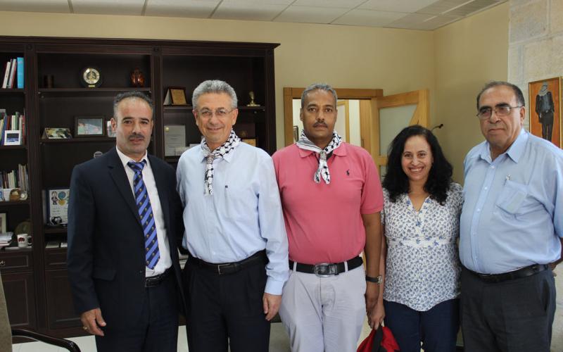 بالصور: الإغاثة الطبية تتبرع 12 حقيبة إسعافات أولية لجمعية الكشافة