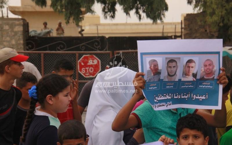 بالصور: أهالي المختطفين يحتجون أمام معبر رفح‎