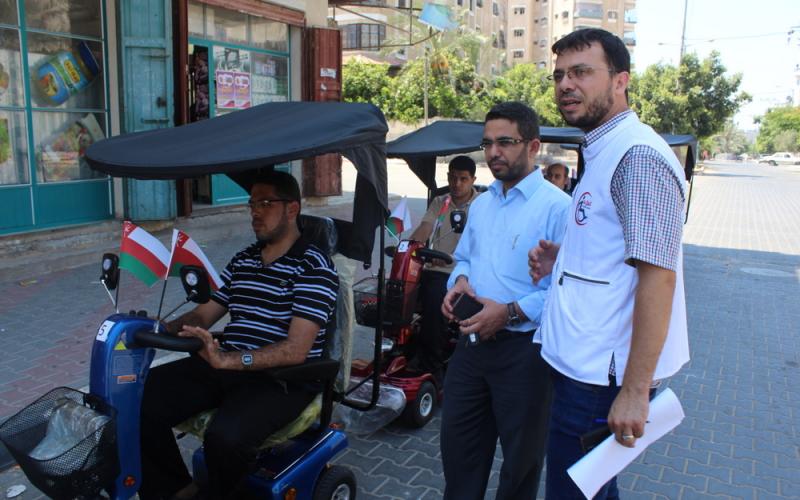 بالصور: "السلامة الخيرية" توزع كراسي وأجهزة على 33 جريحاً