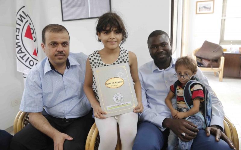 أطفال "القوقعة" يسلمون مذكرة للصليب الأحمر تضامناً مع الأسرى