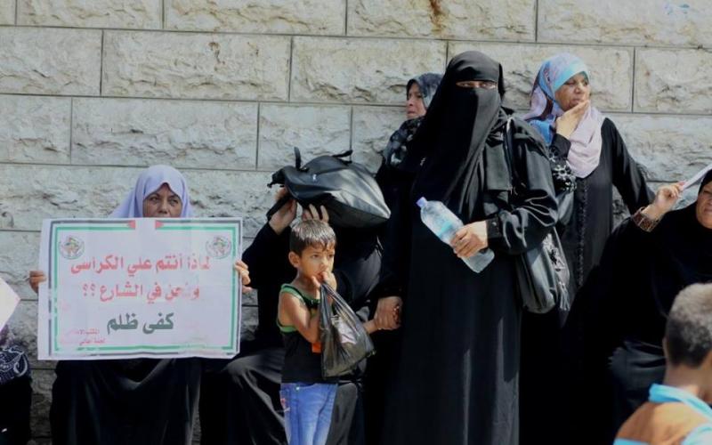 بالصور: أهالي الشهداء يحتجون أمام مجلس الوزراء بغزة