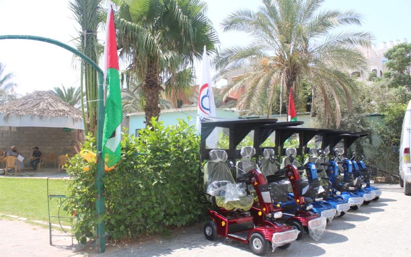 بالصور: "السلامة الخيرية" توزع كراسي وأجهزة على 33 جريحاً