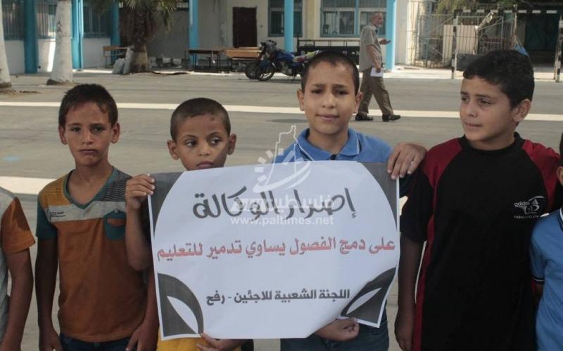 بالصور: وقفة احتجاجية برفح رفضًا لتقليصات "الأنروا"