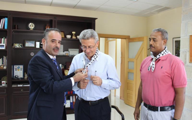 بالصور: الإغاثة الطبية تتبرع 12 حقيبة إسعافات أولية لجمعية الكشافة