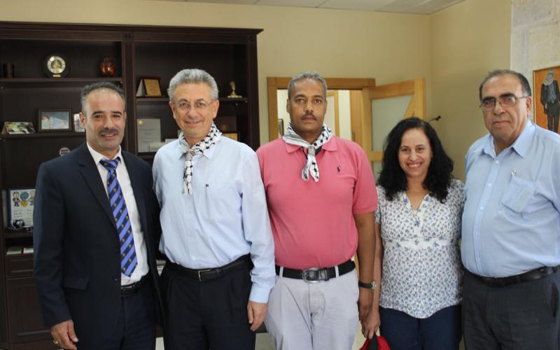 بالصور: الإغاثة الطبية تتبرع 12 حقيبة إسعافات أولية لجمعية الكشافة