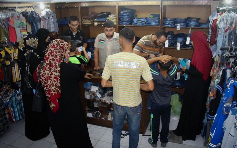 بالصور: "روّاد" تنفذ مشروع العودة للمدارس على الفقراء بغزة