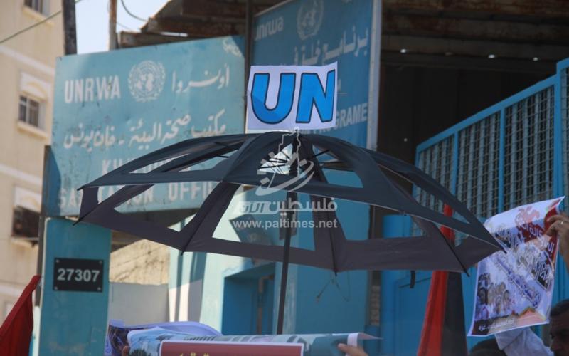 بالصور: وقفة احتجاجية بخان يونس ضد تقليص الأونروا لخدماتها
