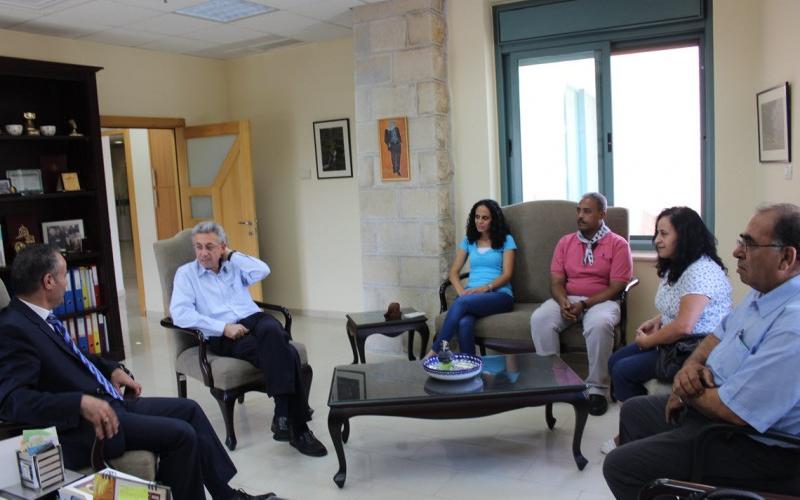 بالصور: الإغاثة الطبية تتبرع 12 حقيبة إسعافات أولية لجمعية الكشافة