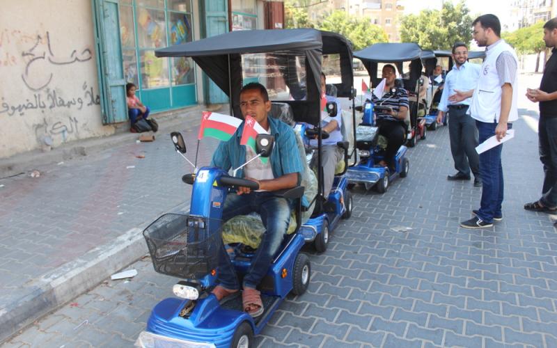 بالصور: "السلامة الخيرية" توزع كراسي وأجهزة على 33 جريحاً