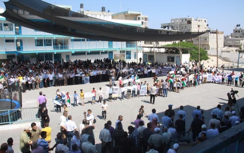 بالصور: وقفة احتجاجية بخان يونس ضد تقليص الأونروا لخدماتها