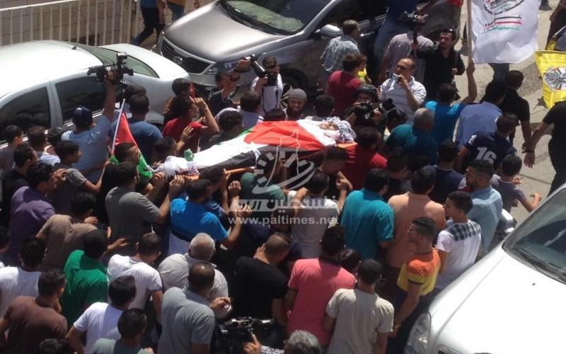 بالصور: جماهير نابلس تشيع جثمان الفتى "رفيق"