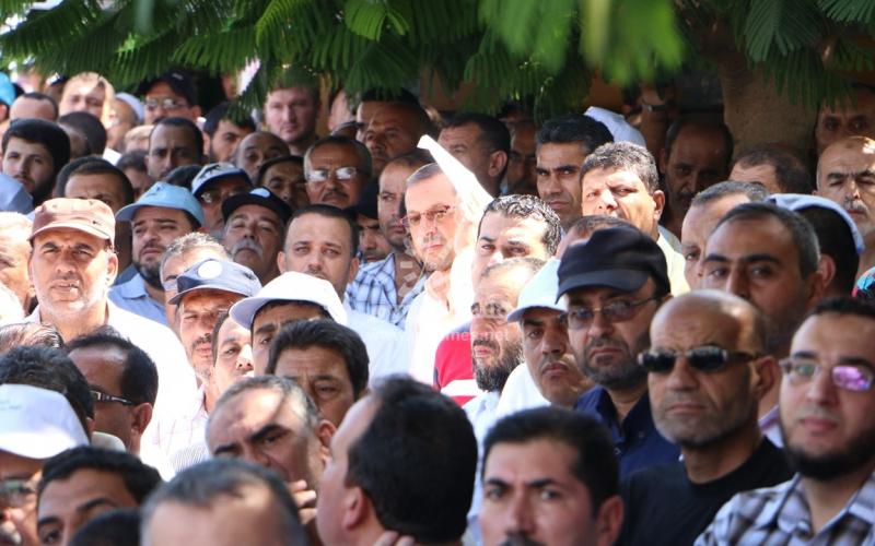 بالصور "تجمع موظفي الأونروا" يدعو المفوض العام لإلغاء قراراته 