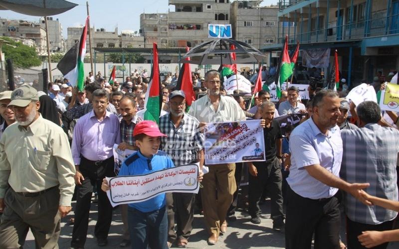 بالصور: وقفة احتجاجية بخان يونس ضد تقليص الأونروا لخدماتها