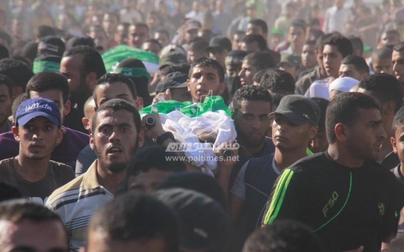بالصور: جماهير رفح تشيّع شهداء عائلة أبو نقيرة