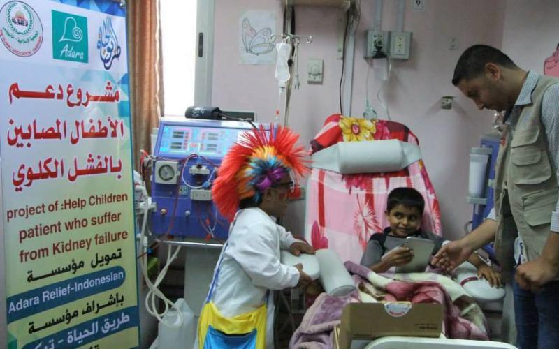 أجهزة تابلت للأطفال المرضى بالرنتيسي 