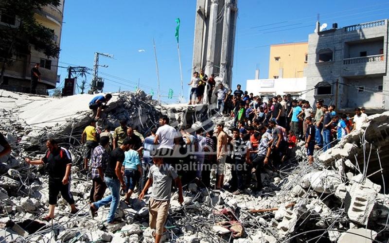 بالصور: عام مضى على قصف "مسجد القسام" بالنصيرات