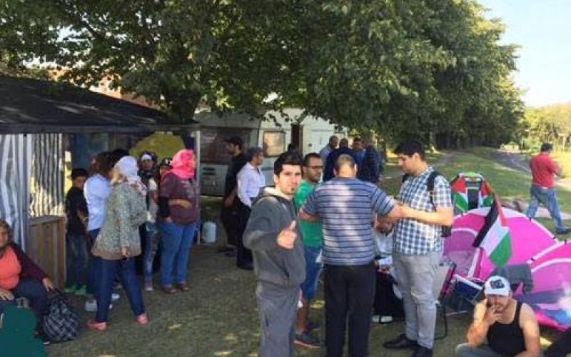 بالصور: فلسطينيو العراق يعتصمون أمام مكتب الهجرة بالسويد