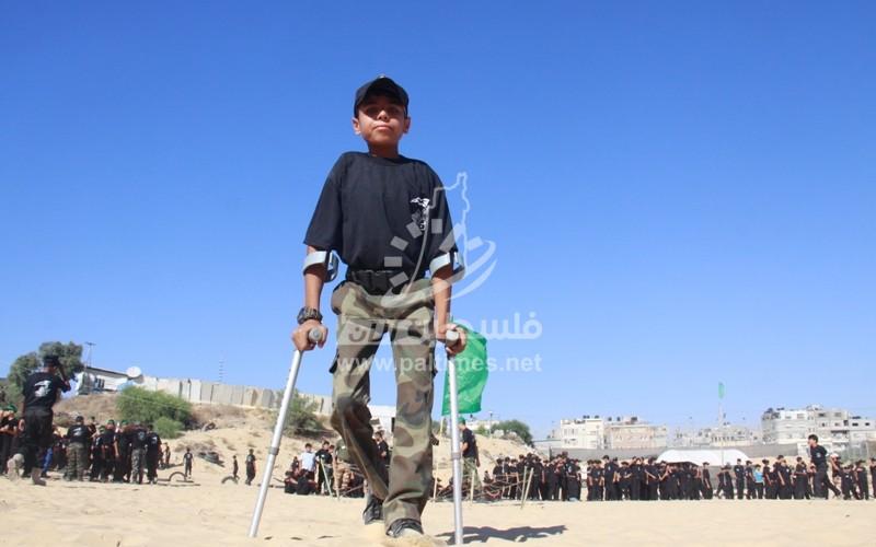 بالصور: الطفل "مشاوخ" يشارك في تدريبات طلائع التحرير بـ"عكازيه"