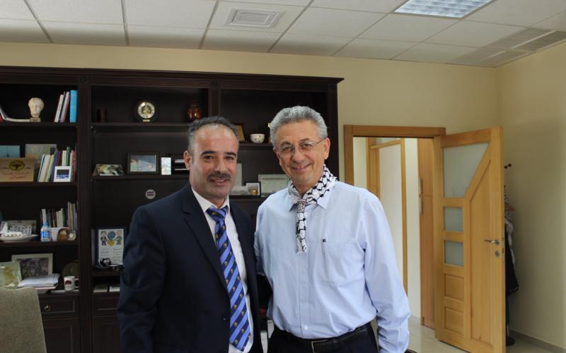 بالصور: الإغاثة الطبية تتبرع 12 حقيبة إسعافات أولية لجمعية الكشافة