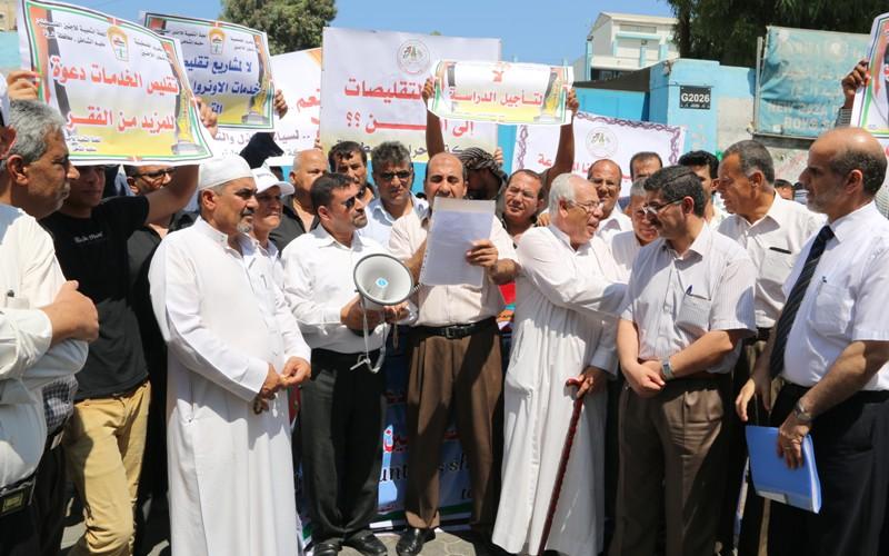 بالصور: مسيرة بغزة احتجاجاً  على قرارات "الأونروا"