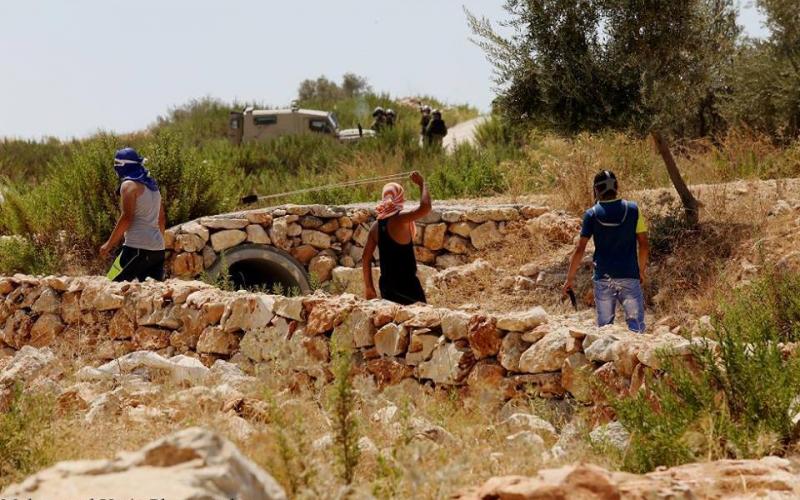 بالصور: إصابة العشرات بالاختناق واحتراق أراض في بلعين