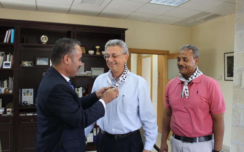 بالصور: الإغاثة الطبية تتبرع 12 حقيبة إسعافات أولية لجمعية الكشافة