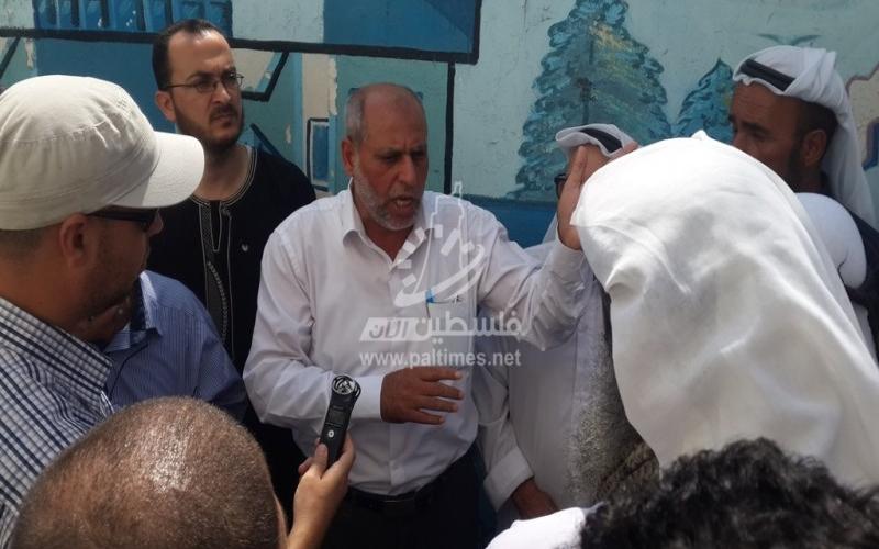 بالصور: أهالي النصيرات يحتجون على قرار إغلاق المستوصف