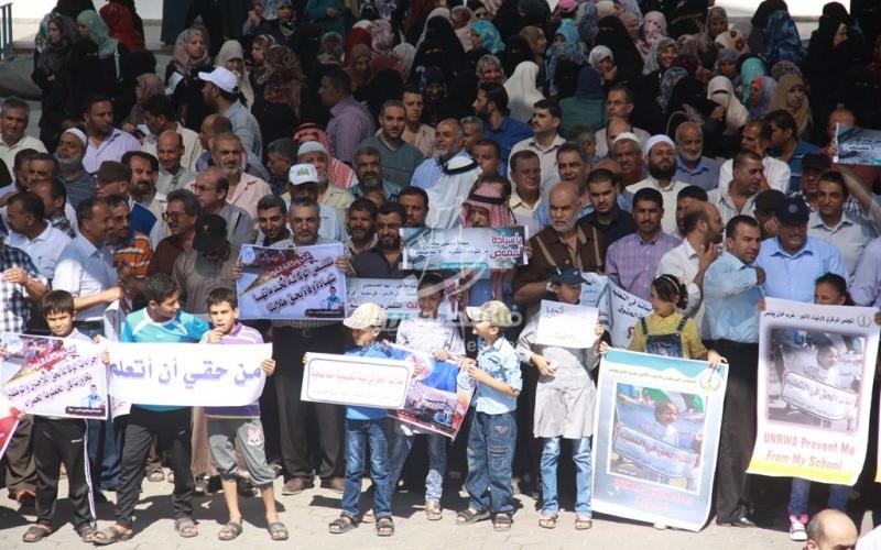 بالصور: وقفة احتجاجية بخان يونس ضد تقليص الأونروا لخدماتها