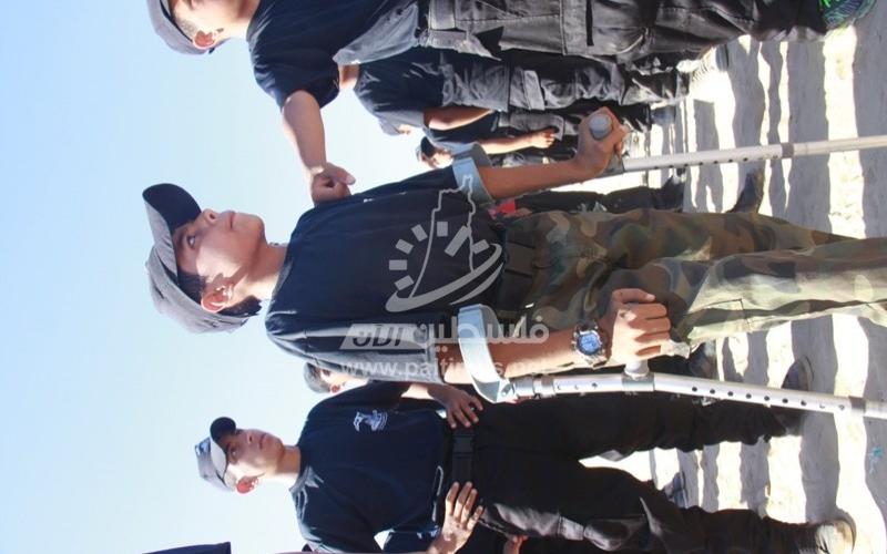 بالصور: الطفل "مشاوخ" يشارك في تدريبات طلائع التحرير بـ"عكازيه"