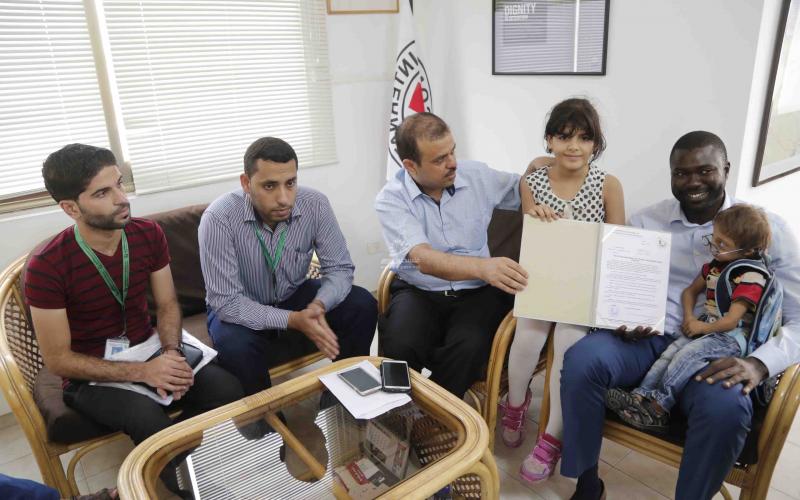 أطفال "القوقعة" يسلمون مذكرة للصليب الأحمر تضامناً مع الأسرى