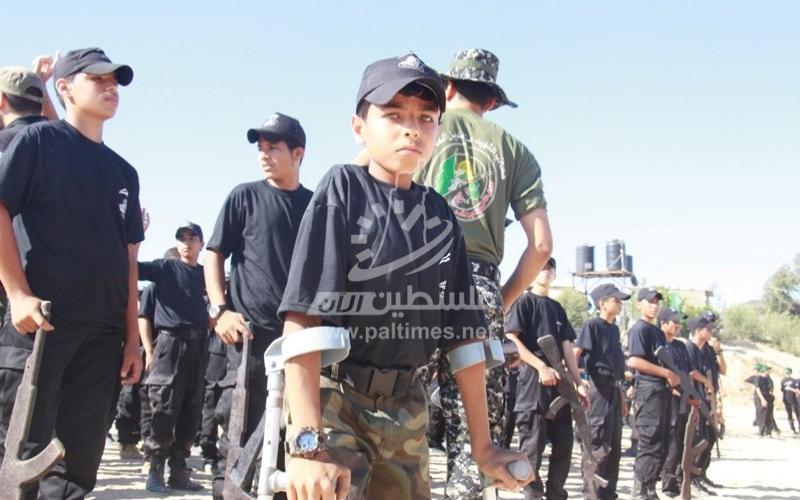بالصور: الطفل "مشاوخ" يشارك في تدريبات طلائع التحرير بـ"عكازيه"