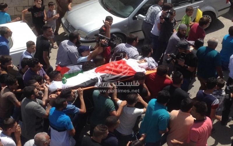 بالصور: جماهير نابلس تشيع جثمان الفتى "رفيق"