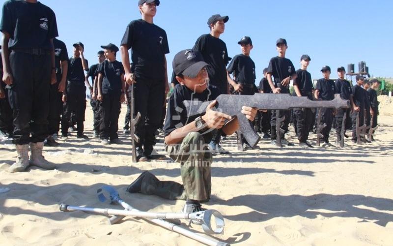 بالصور: الطفل "مشاوخ" يشارك في تدريبات طلائع التحرير بـ"عكازيه"