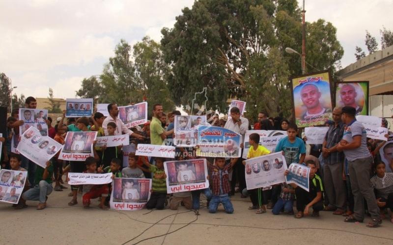 بالصور: أهالي المختطفين يحتجون أمام معبر رفح‎