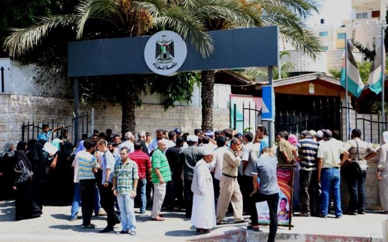 بالصور: أهالي الشهداء يحتجون أمام مجلس الوزراء بغزة