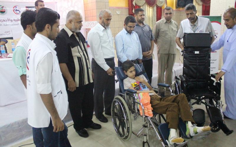 بالصور: "السلامة الخيرية" توزع كراسي وأجهزة على 33 جريحاً