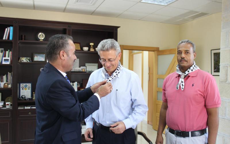 بالصور: الإغاثة الطبية تتبرع 12 حقيبة إسعافات أولية لجمعية الكشافة