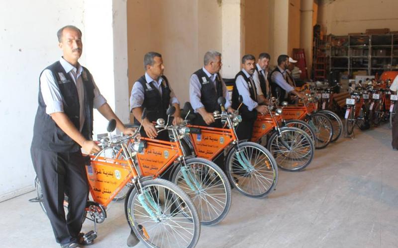 بالصور: بلدية غزة توفر 40 دراجة هوائية لمفتشي النظافة