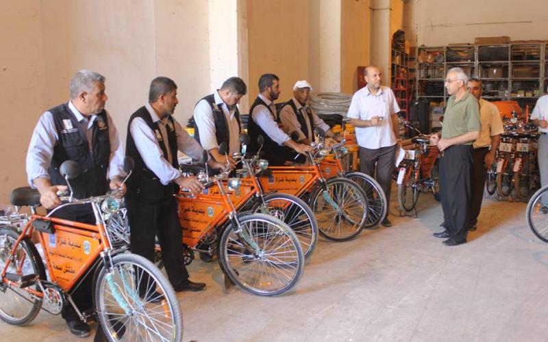 بالصور: بلدية غزة توفر 40 دراجة هوائية لمفتشي النظافة