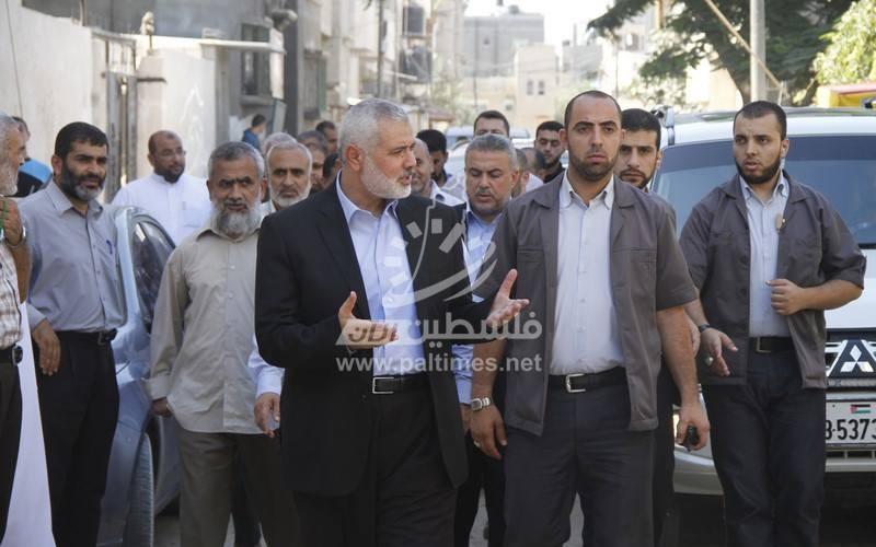 بالصور: هنية يزور عائلتي الشهيد "مسعود" والمختطف "زنون" برفح