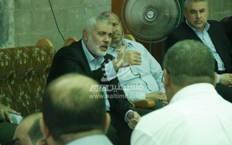 بالصور: هنية يزور عائلتي الشهيد "مسعود" والمختطف "زنون" برفح