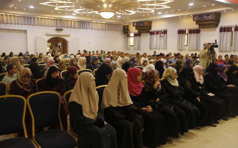 بالصور: حماس توزع 15 ألف دولار على 300 طالب بدير البلح