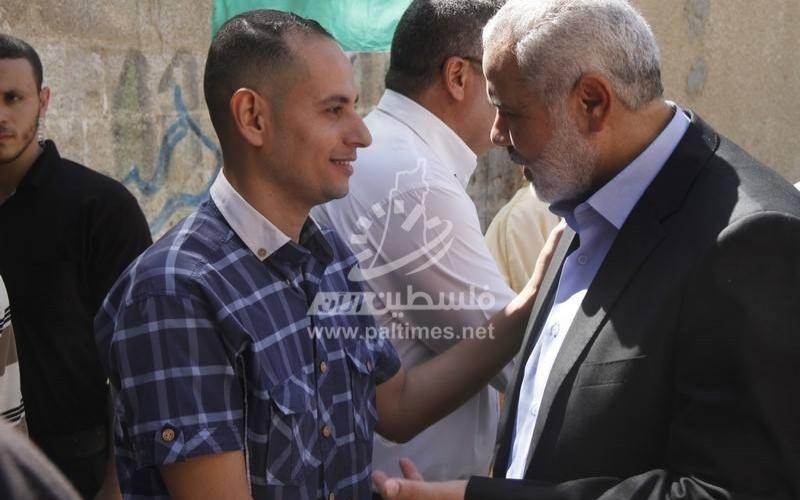 بالصور: هنية يزور عائلتي الشهيد "مسعود" والمختطف "زنون" برفح