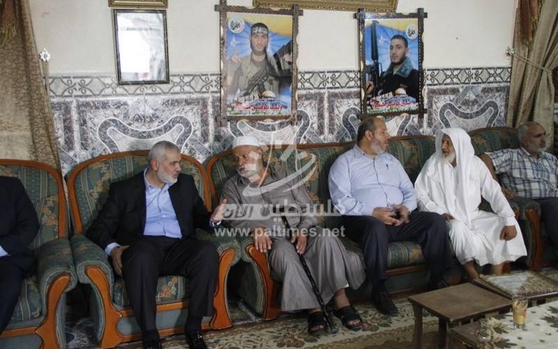 بالصور: هنية يزور عائلتي الشهيد "مسعود" والمختطف "زنون" برفح