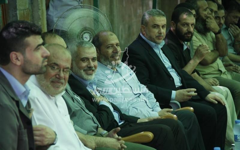 بالصور: هنية يزور عائلتي الشهيد "مسعود" والمختطف "زنون" برفح