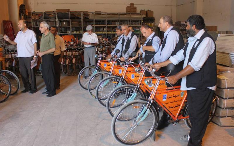 بالصور: بلدية غزة توفر 40 دراجة هوائية لمفتشي النظافة