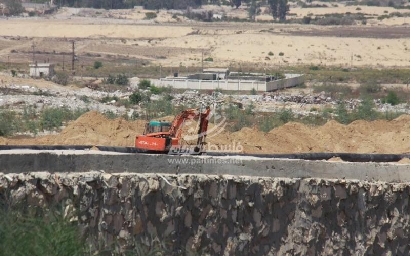 بالصور: الجانب المصري يواصل عمليات إنشاء قناة مائية